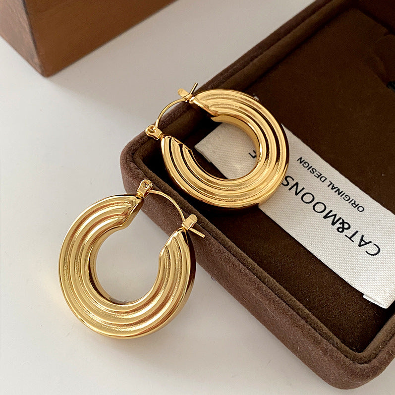Goldfarbene Statement-Ohrringe im Tropfen-Design