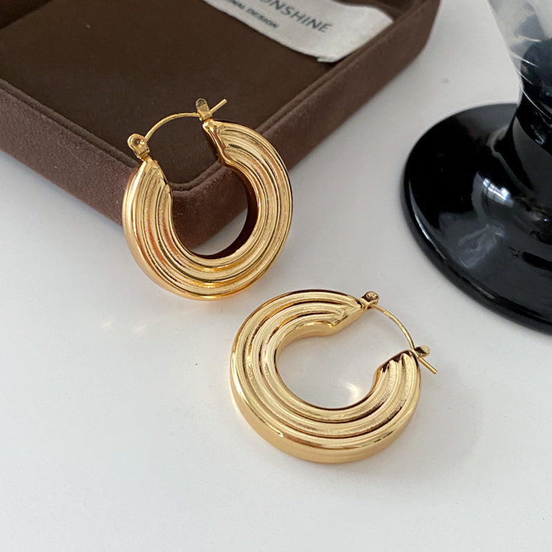 Goldfarbene Statement-Ohrringe im Tropfen-Design