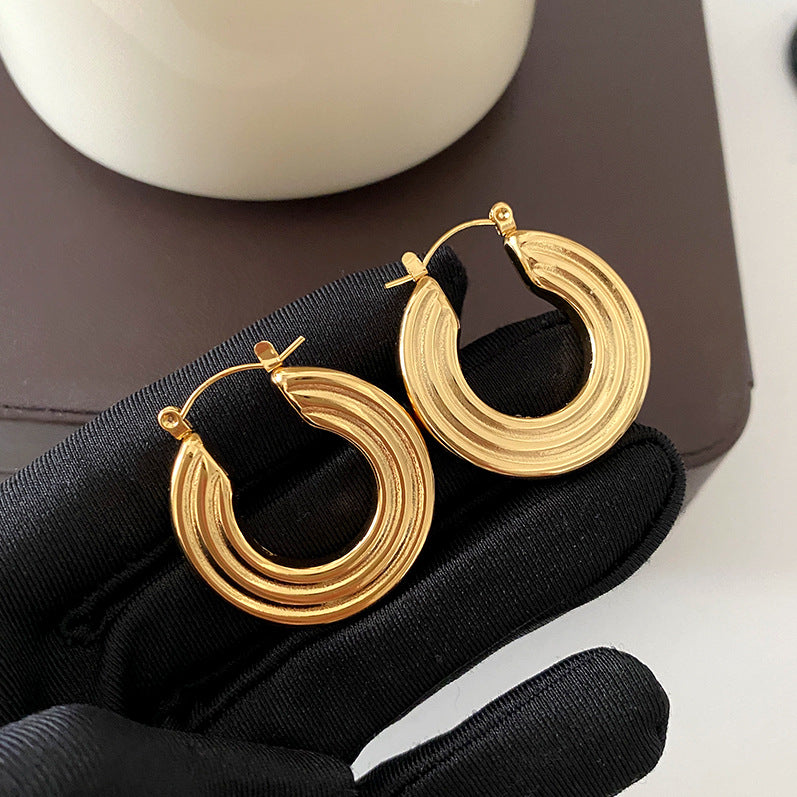 Goldfarbene Statement-Ohrringe im Tropfen-Design