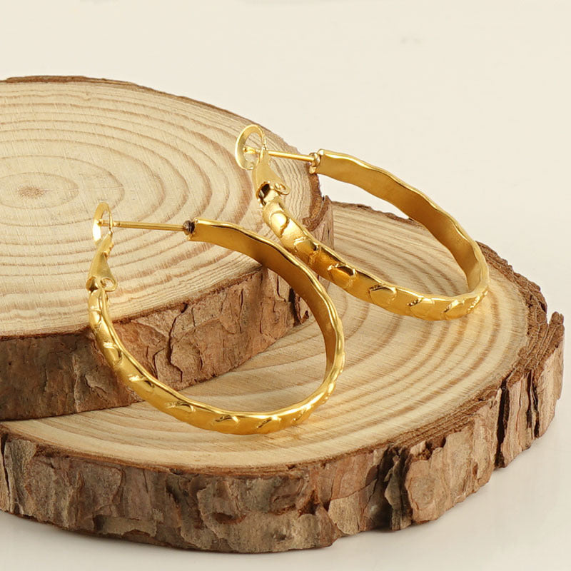 Goldfarbene Creolen mit Herzstruktur