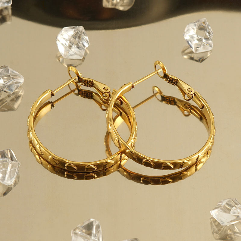 Goldfarbene Creolen mit Herzstruktur